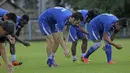 Para pemain Persib Bandung melakukan pemanasan saat latihan sore jelang laga melawan Arema Cronus pada turnamen sepak bola Bali Island 2016 di Stadion Gelora Samudra, Kuta, Bali, Senin (22/2/2016). (Bola.com/Peksi Cahyo)