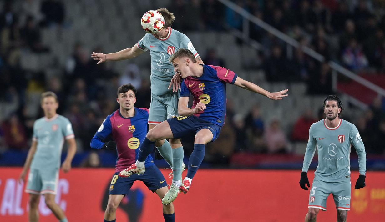 Pemain Atletico Madrid, Pablo Barrios (tengah kiri) berduel udara dengan pemain Barcelona, Daniel Olmo dalam laga leg 1 semifinal Copa del Rey 2024/2025 di Estadi Olimpic Lluis Companys, Barcelona, Rabu (26/02/2025) dini hari WIB. (AFP/Lluis Gene)