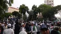 Massa aksi Bela Tauhid bubarkan diri dari depan Kantor PBNU. (Liputan6.com/Nafiysul Qodar)
