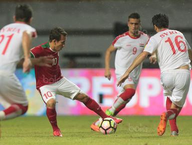 Gaya Egy Maulana Vikri melewati adangan para pemain Suriah U-23 pada laga persahabatan di Stadion Wibawa Mukti, Bekasi, Rabu (16/11/2017). Indonesia kalah 2-3. (Bola.com/NIcklas Hanoatubun)