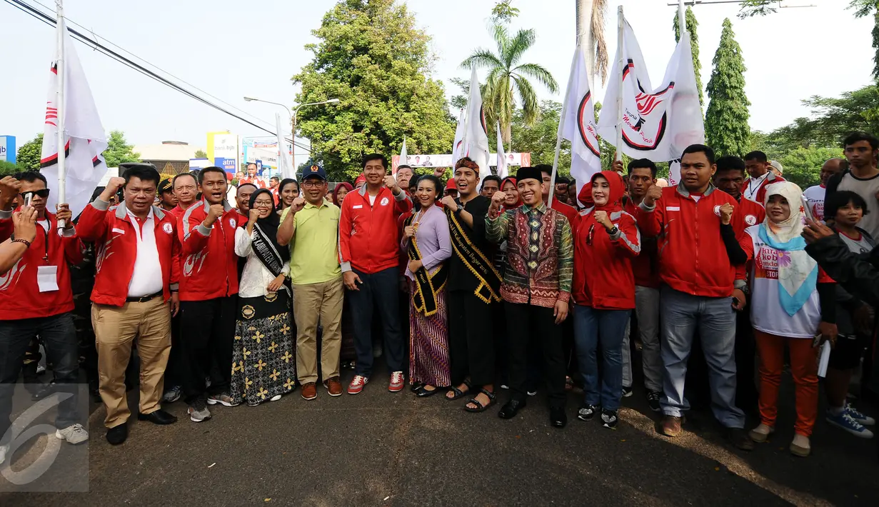 Ketua Taruna Merah Putih, Maruarar Sirait (tengah) bersama Walikota Bandung Ridwan Kamil dan perwakilan pemuda berfoto usai dimulainya Kirab Kebangsaan Indonesia Raya di Cibinong, Kab Bogor, Minggu (14/5). (Liputan6.com/Helmi Fithriansyah)