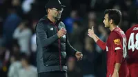 Pemain Liverpool, Pedro Chirivella, bersama Jurgen Klopp. (AFP/Ben Stansall)