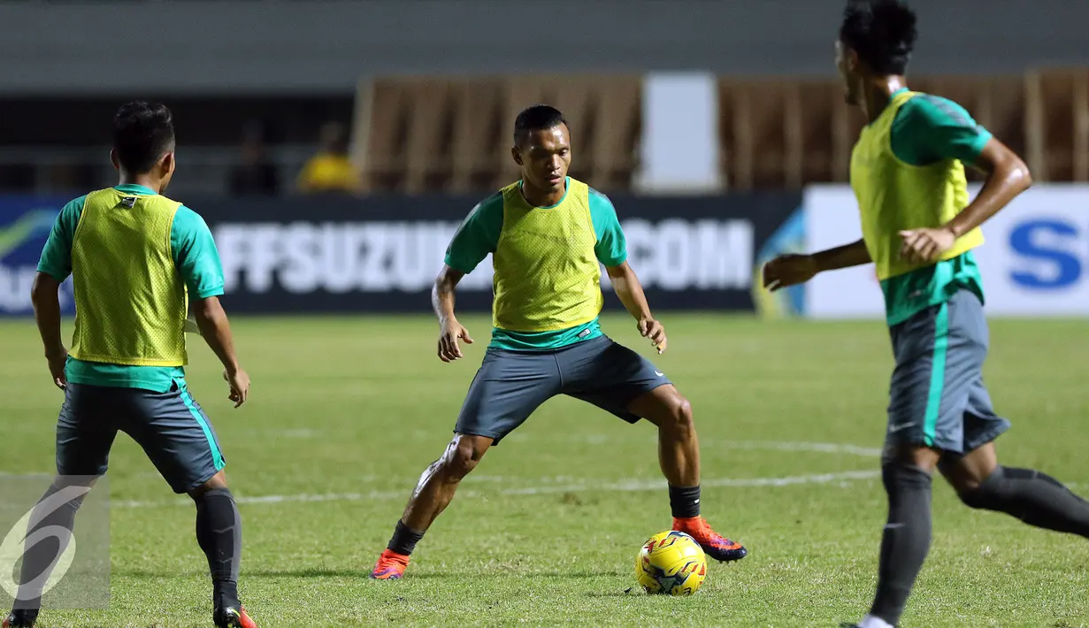 Pemain Timnas Indonesia, Ferdinand Sinaga (tengah) saat latihan jelang laga pertama semifinal Piala AFF 2016 di Stadion Pakansari, Bogor (2/12). Indonesia akan berlaga melawan Vietnam, Sabtu (3/12). (Liputan6.com/Helmi Fithriansyah)