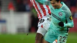 Pemain Stoke City Tyrese Campbell (kiri) bersaing memperebutkan bola dengan pemain Brighton and Hove Albion pada pertandingan sepak bola putaran kelima Piala FA di Stadion bet365, Stoke on Trent, Inggris, 28 Februari 2023. Brighton and Hove Albion mengalahkan Stoke City dengan skor 1-0. (Oli SCARFF/AFP)