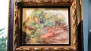 Lukisan "Deux Femmes Dans Un Jardin" karya Renoir yang dikembalikan dalam upacara di New York, Rabu (12/9). Lukisan yang dilukis pada 1919 itu dicuri oleh Nazi dari brankas Bank Paris dan kini dikembalikan ke tangan cucu pemilik. (SPENCER PLATT/AFP)