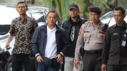Sudewo tiba sekitar pukul 10.34 WIB. Ia terlihat turun dari sebuah mobil berwarna hitam. Tampak dalam foto, Bupati Pati, Sudewo (kedua kiri) dikawal petugas setibanya di Gedung Merah Putih Komisi Pemberantasan Korupsi (KPK), Jakarta, Selasa (20/1/2026). (merdeka.com/Arie Basuki)