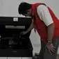 Petugas Dirtipidkor Mabes Polri memeriksa printer di PT Tirtamarta Wisesa Abadi, Jakarta, Selasa (23/6/2015). Penggeledahan ini terkait kasus dugaan korupsi pengadaan printer dan scanner untuk SMAN dan SMKN di Jakarta. (Liputan6.com/Johan Tallo) 