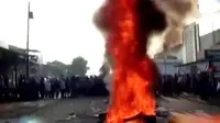 Pedagang Pasar Limbangan di Garut, Jawa Barat berunjuk rasa. Sementara kapal penyelundup menyerang kapal patroli Bea Cukai Teluk Nibung.