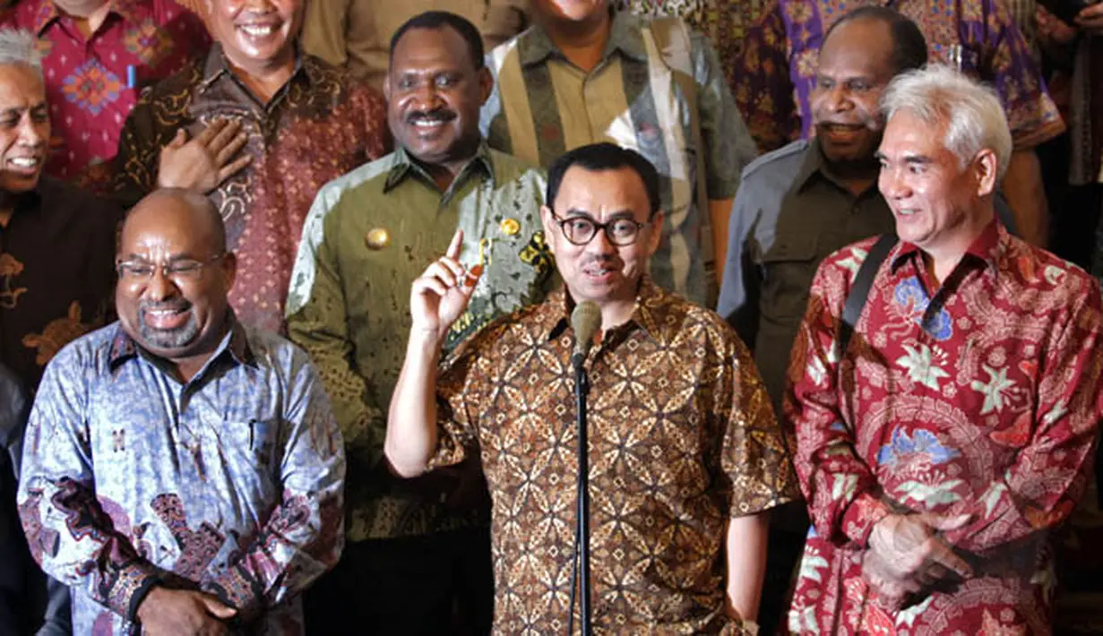 Menteri ESDM Sudirman Said (tengah) memberikan keterangan kepada wartawan terkait wacana pembangunan fasilitas pemurnian biji mineral (smelter) PT Freeport di gedung Kementerian ESDM, Jakarta, Jumat (6/2). (Liputan6.com/Faizal Fanani) 