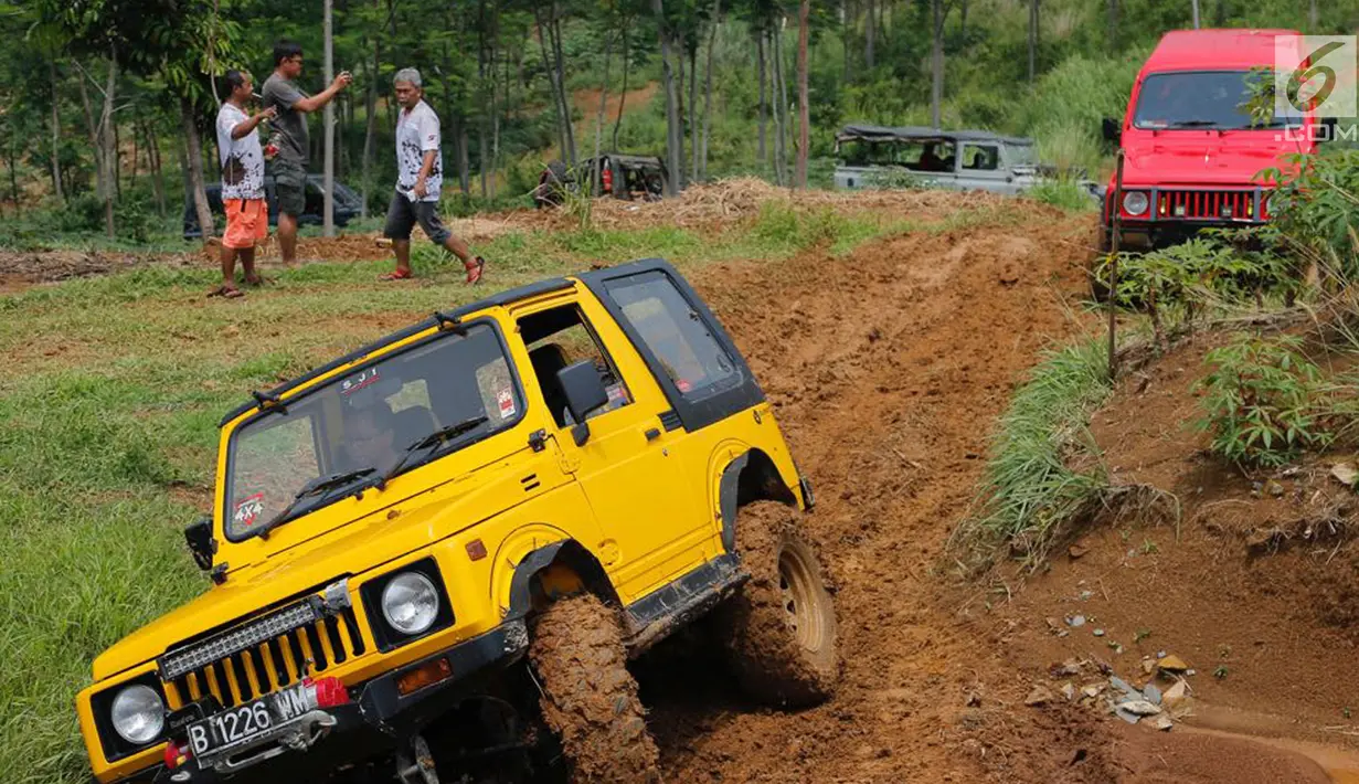 Jeep peserta jurnalis 4x4 melintasi lumpur selama Fastron Weekend Drive- Dasa Warsa Jurnalis 4X4 di Depes Offroad Track, Desa Pelangi, Sentul, Bogor, Jabar (26/11). Kegiatan ini diikuti ratusan peserta dari 13 klub otomotif. (Liputan6.com/HO/Tatan)