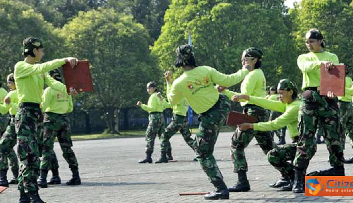 Citizen6, Jakarta: Atraksi beladiri wanita TNI, Jakarta, Kamis (21/4). (Pengirim: Badarudin Bakri Badar)