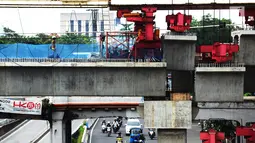 Suasana proyek pembangunan Double-Double Trek (DDT) jalur kereta api di Jatinegara, Jakarta, Kamis (31/1). Pembangunan double track dilakukan sepanjang 35 kilometer dari Stasiun Manggarai, Jatinegara dan Cikarang. (Merdeka.com/Imam Buhori)