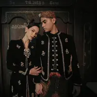 ilustrasi Potret Alyssa Daguise dan Al Ghazali Pakai Kebaya Modern yang Memesona, Cantik dan Elegan.  [Foto: Alyssa Daguise]