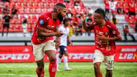 Selebrasi gol dari Jefferson Assis (kiri) ditemani Irfan Jaya usai menjebol gawang Arema FC pada lanjutan BRI Liga 1 2023/2024 di Stadion Wayan Dipta, Gianyar, Senin (4/12/2023). (Bola.com/Alit Binawan)