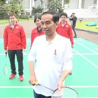 Presiden RI, Jokowi, mengawali acara perayaan sumpah pemuda dengan bermain badminton bersama para atlet.