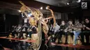 Finalis Jawa Tengah, Bunga Ghassani menampilkan bakat dalam balutan busana tradisional dari daerahnya saat babak preliminary Miss Grand Indonesia 2018 di Jakarta, Senin (16/7). Sebanyak 30 finalis mencapai babak preliminary. (Liputan6.com/Faizal Fanani)