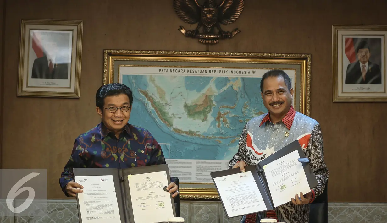 Ketua Dewan Komisioner OJK Muliaman D. Hadad dan Menpar Arief Yahya menunjukan MoU di Jakarta, Selasa (19/4). MoU tersebut terkait pengembangan destinasi dan industri pariwisata melalui Lembaga Jasa Keuangan. (Liputan6.com/Faizal Fanani)