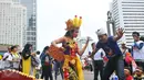 Penari menampilkan seni Tari Pendet khas Bali dalam parade kebudayaan bertajuk 'Kita Indonesia' di kawasan Bundaran HI, Jakarta, Minggu (4/12). Para peserta Parade Kebudayaan tampak antusias menyaksikan tarian itu. (Liputan6.com/Angga Yuniar)