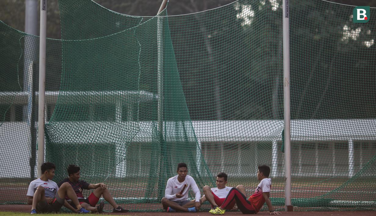 Pelari Indonesia, Lalu Zohri (tengah), berdiskusi dengan rekan-rekannya saat pemusatan latihan di Stadion Madya Senayan, Jakarta, Kamis (2/8/2018). Pemusatan latihan ini merupakan persiapan jelang Asian Games XVIII. (Bola.com/Vitalis Yogi Trisna)