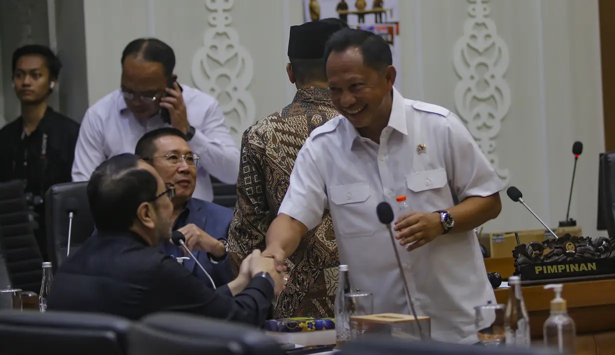 Menteri Dalam Negeri (Mendagri), Tito Karnavian sesaat sebelum mengikuti rapat kerja dengan Badan Legislasi DPR terkait pembahasan RUU Pilkada di Kompleks Parlemen, Senayan, Jakarta, Rabu (21/8/2024). (merdeka.com/Arie Basuki)