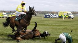 Kuda Curious Carlos yang dikendalikan Sean Bowen terjatuh dalam final 1.40 The Alder Hey Children's Charity Handicap Hurdle Race di Aintree Racecourse, Inggris, (8/4/20)16  (Action Images via Reuters/Andrew Boyers)
