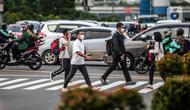 Sejumlah warga menyeberang jalan di kawasan Jalan Thamrin, Jakarta, Selasa (17/5/2022). Presiden Joko Widodo atau Jokowi mengumumkan kebijakan pelonggaran penggunaan masker karena situasi pandemi COVID-19 di Indonesia sudah menunjukkan perbaikan. (Liputan6.com/Faizal Fanani)