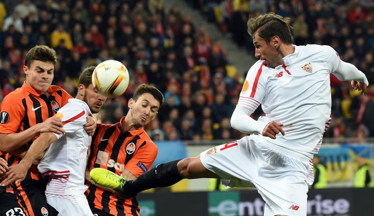 Duel antara pemain Sevilla dengan pemain Shakhtar dalam laga leg pertama semifinal Liga Europa di Stadion Arena Lviv, Lviv, Ukraina, Jumat (29/4/2016) dini hari WIB. (AFP/Janek Skarzynski)