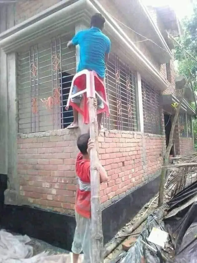 6 Potret Kerja Sama Dua Kuli Bangunan saat Bekerja Ini Keren, Bukti Totalitas