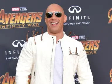 Aktor Vin Diesel berpose saat menghadiri pemutaran film Disney dan Marvel 'Avengers: Infinity War' di Los Angeles, California (23/4). Vin Diesel tampil mengenakan jaket bomber putih dengan ranting seperti karakter Groot. (AFP Photo/Neilson Barnard)