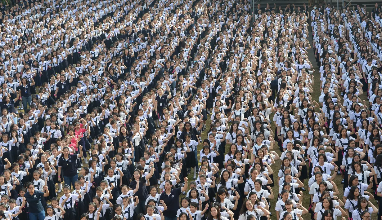Siswa dari St. Scholastica's College mengambil bagian dalam gerakan One Billion Rising pada Hari Valentine di Manila, Filipina, Kamis (14/2). Kegiatan itu bagian dari kampanye melawan kekerasan terhadap perempuandan anak-anak. (TED ALJIBE/AFP)