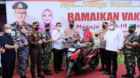 Kapolda Riau memberikan hadiah sepeda motor kepada peserta vaksin lansia di Kota Dumai. (Liputan6.com/M Syukur)