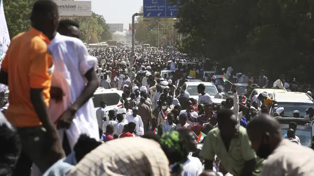 Demonstran Sudan ambil bagian dalam unjuk rasa menuntut pembubaran pemerintahan transisi, di luar istana presiden di Khartoum, Sudan, Sabtu, 16 Oktober 2021 (AP Photo)