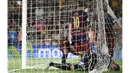 Pemain Barcelona, Lionel Messi bersama rekan setimnya beradu argument dengan kiper Athletic Bilbao, Gorka Iraizoz pada laga Piala Super Spanyol di Stadion Camp Nou, Spanyol, Senin (17/8/2015). (AFP Photo)
