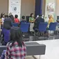 Nasabah menunggu untuk melakukan pengaduan terkait gangguan sistem di Bank Mandiri KCP Jakarta Mal Pondok indah 2, Sabtu (20/7/2019). Nasabah Bank Mandiri mengeluhkan perubahan drastis saldo di rekening yang mengalami pengurangan dan ada juga yang mengalami penambahan. (Liputan6.com/Herman Zakharia)