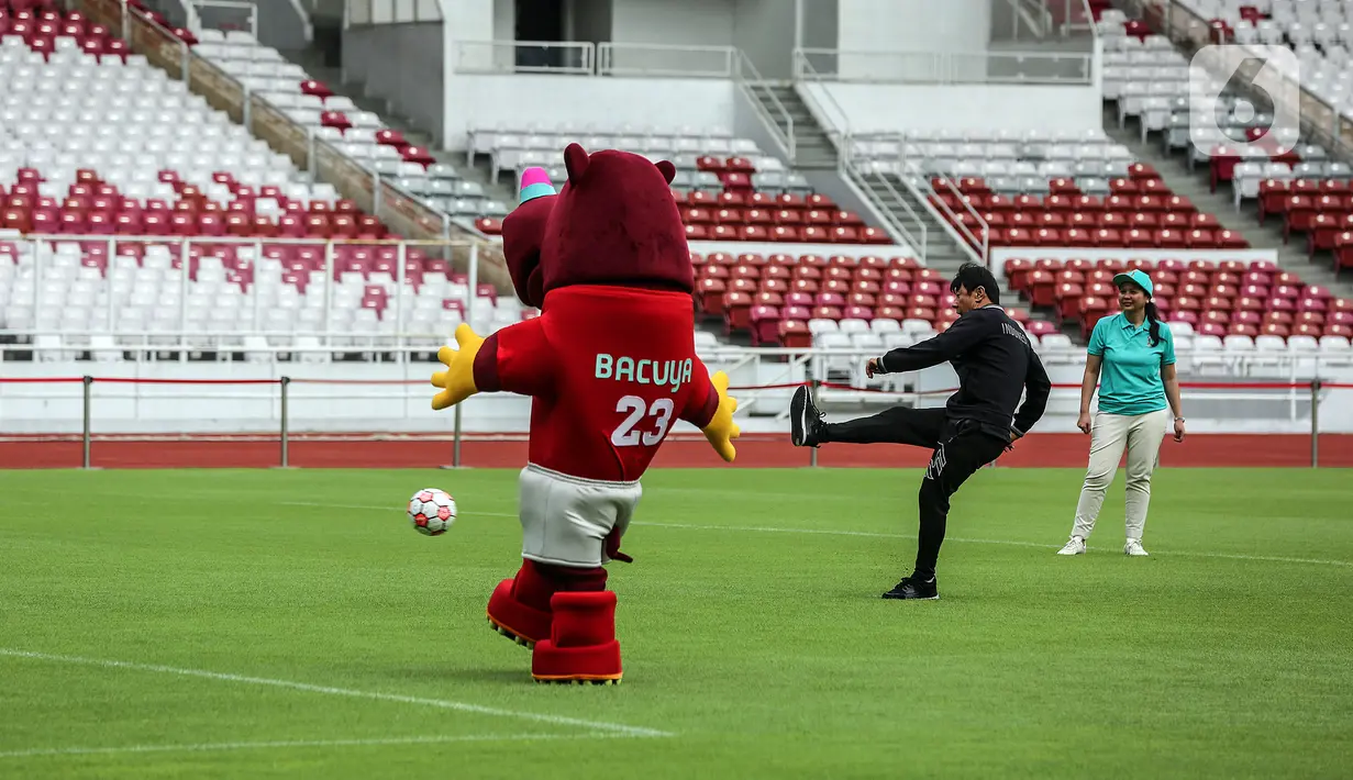Pelatih Timnas Indonesia Shin Tae-yong menendang bola saat Hitung Mundur 100 Hari Menuju Piala Dunia U-20 di Stadion Utama Gelora Bung Karno, Jakarta, Kamis (9/2/2022). Piala Dunia U-20 2023 akan digelar di Indonesia mulai 20 Mei hingga 11 Juni mendatang di Stadion Utama Gelora Bung Karno. (Liputan6.com/Johan Tallo)