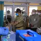 Wali Kota Tangerang Arief R Wismansyah saat meninjau vaksinasi Covid-19. (Liputan6.com/ Pramitra Tristiawati)
