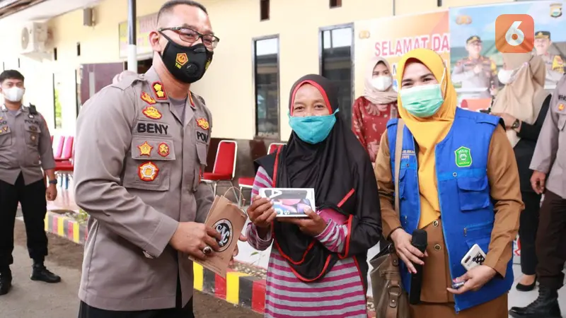 Kapolres Takalar, AKBP Benny Murjayanto memberikan Handphone kepada pemenang (Liputan6.com/Fauzan)