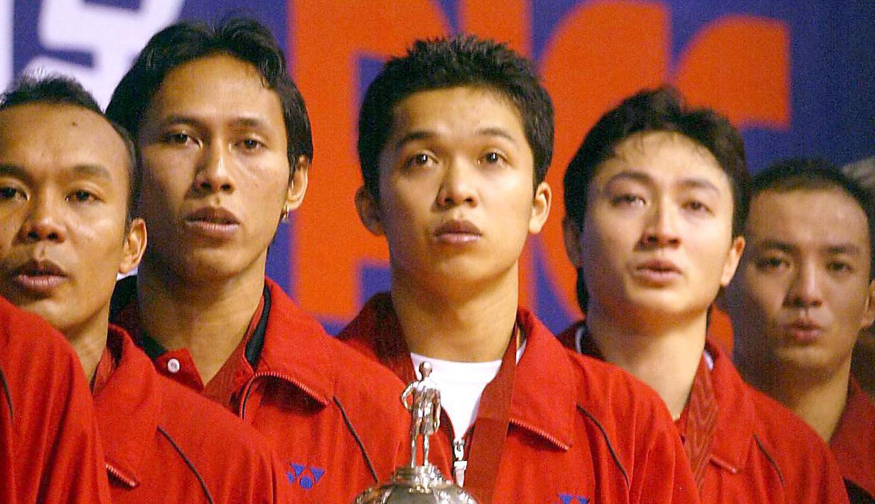 Indonesia patut berbangga karena trofi yang telah lama dirindukan akhirnya kembali pulang kepelukan. Jonatan Christie dan kawan-kawan menjuarai Thomas Cup 2020. (AFP/Goh Chai Hin)