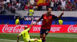 Pemain Spanyol Mikel Oyarzabal merayakan gol ketiga timnya melawan Austria selama pertandingan sepak bola babak 32 besar Piala Dunia di Inglewood, California, dekat Los Angeles, Kamis, (02/07/2006). (AP Photo/Mark J. Terrill)