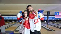 Pasangan Ryan Lalisang dan Aldila Indryati berpose usai meraih medali emas SEA Games 2019 cabor bowling. (Dok. PB PBI)