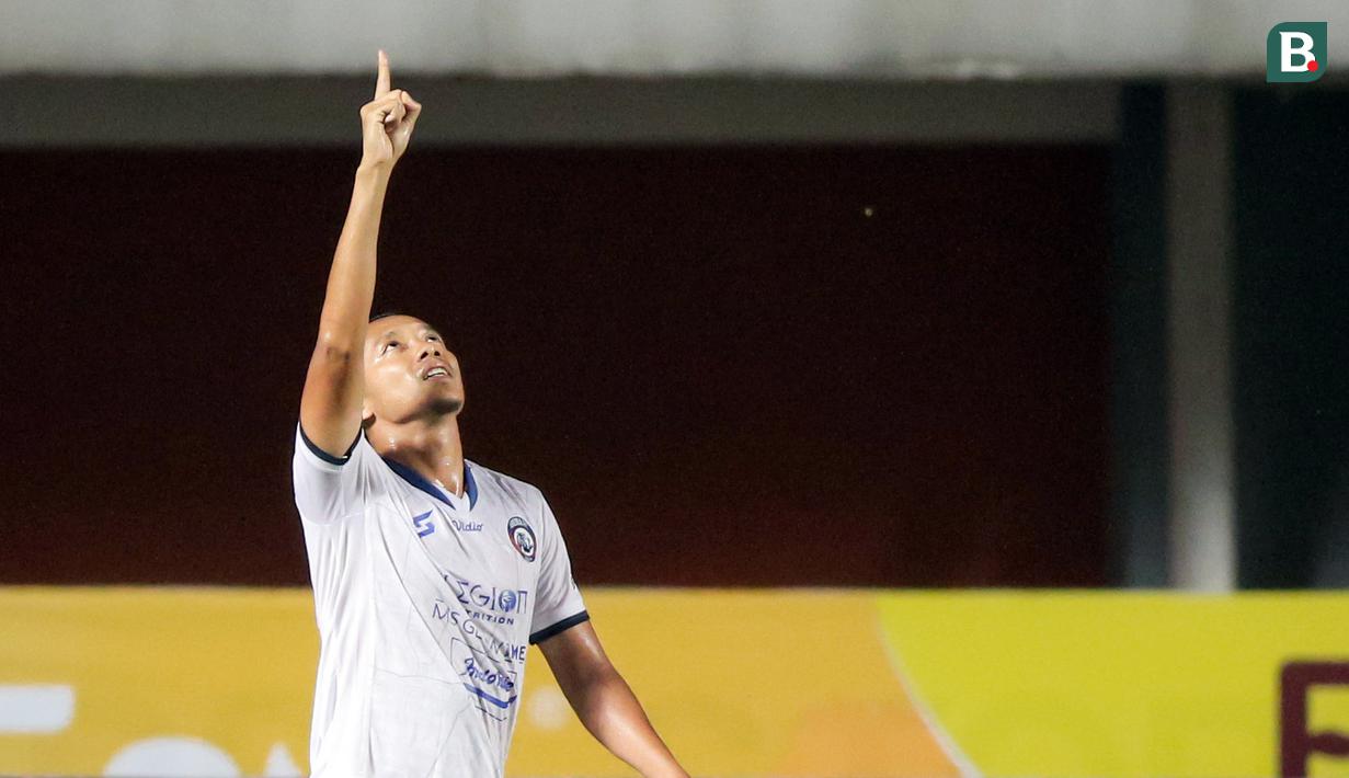 Gol tunggal Dendi Santoso di menit 17 tak sanggup dibalas Persib. Kemenangan ini membawa Arema naik ke posisi runner-up klasemen sementara dengan koleksi 29 poin. Sementara Persib Bandung melorot ke urutan ketiga dengan 28 poin. (Bola.com/Bagaskara Lazuardi)