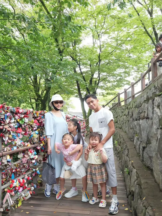 Potret Sarwendah liburan bersama keluarga ke Korea dengan wajah pasca operasi (Sumber: Instagram/@sarwendah29)