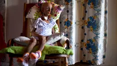 Magali Gonzalez Sierra bersiap merayakan ulang tahunnya ke-15 di El Cabuyal, Kolombia, 16 Januari 2016. Magali menderita progeria, kelainan genetik yang membuat tubuhnya cepat tua sehingga memiliki tubuh setara wanita berusia 90 tahun. (AFP/LUIS ROBAYO)