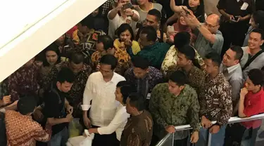 Para pengunjung mal menghampiri Presiden Joko Widodo saat berada di pusat perbelanjaan Pondok Indah Mall, Jakarta Selatan, Minggu (20/11). Ramai-ramai para pengunjung meminta kesempatan untuk berfoto bersama dengan Jokowi.(Dok. Paspampres)