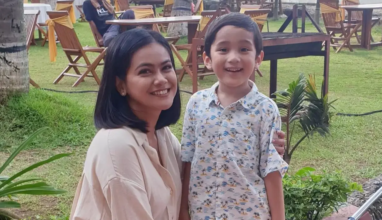 Raih penghargaan pertama lewat ajang SCTV Awards 2022, Darren Ronaldy mengungguli Ciara Nadine Brosnan, Fatimah Az Zahra, Miko Saputra dan Zeib Mujib Yahya. Meski baru berusia 5 tahun, namun akting apiknya di sinetron Takdir Cinta yang Kupilih sukses memikat hati penonton. Belum lama memulai karier, Darren sudah bikin salut dengan pencapaiannya di industri hiburan. (Liputan6.com/IG/@cutkeke_xavier)