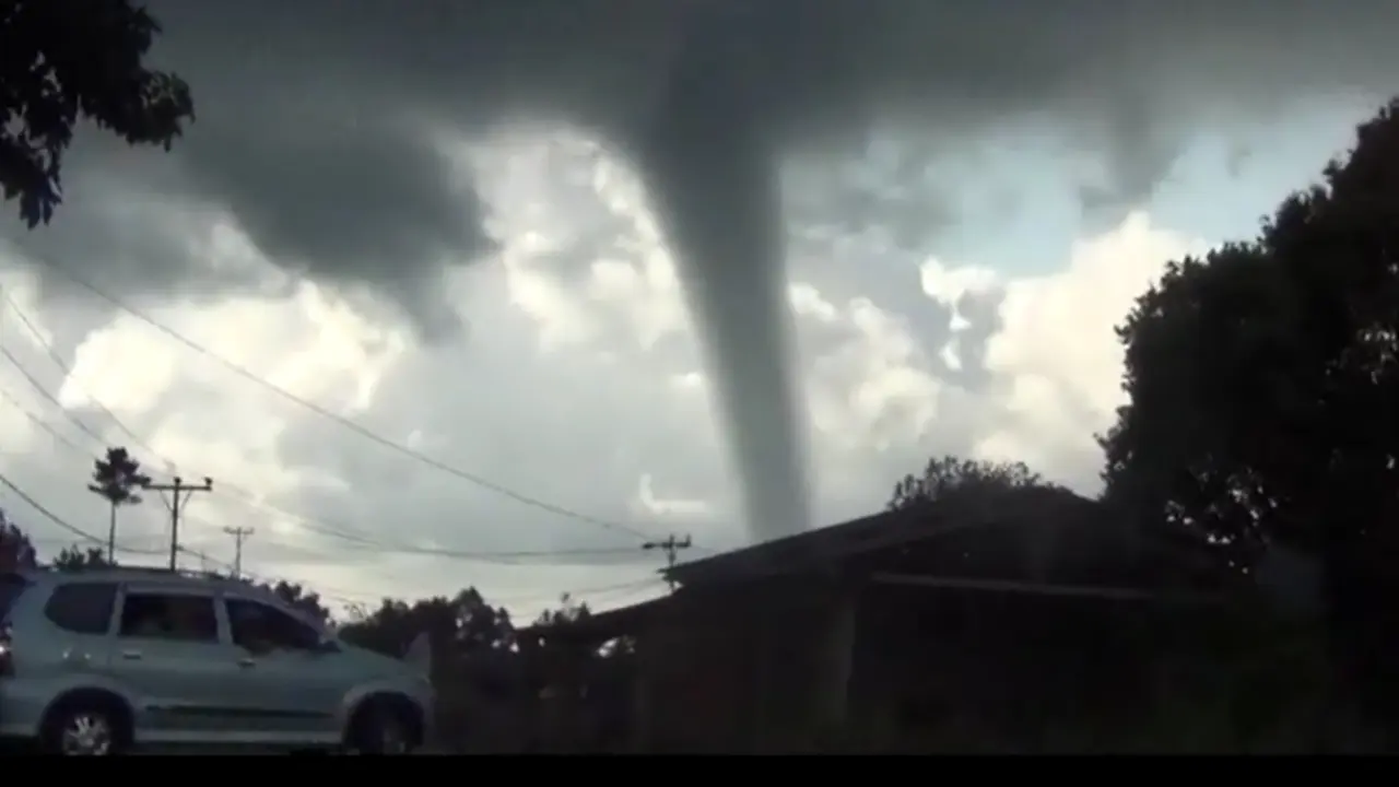 Dahsyatnya Badai Tornado di Solok Sumatra Barat