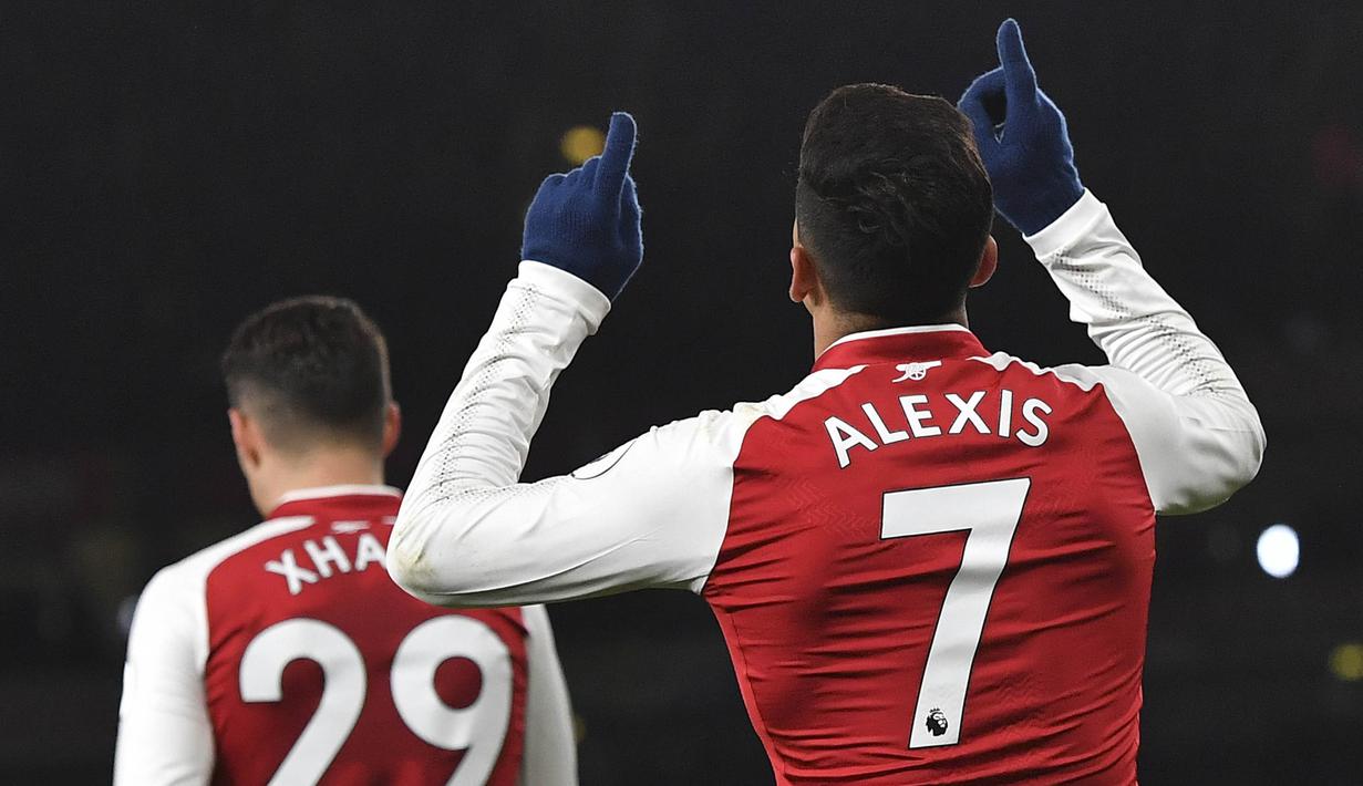 Striker Arsenal, Alexis Sanchez, merayakan gol yang dicetaknya ke gawang Huddersfield pada laga Premier League di Stadion Emirates, London, Rabu (29/11/2017). Arsenal menang 5-0 atas Huddersfield. (AFP/Ben Stansall)