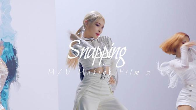 Wanita kelahiran 1996 ini terkenal dengan lagu-lagu hits-nya seperti Roller Coaster, Gotta Go, dan yang terbaru berjudul Snapping. (Liputan6.com/IG/@chungha_official)