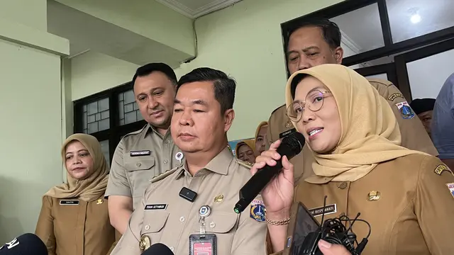 Kepala Dinas Kesehatan (Dinkes) DKI Jakarta Ani Ruspitawati dan Pj Gubernur DKI Jakarta Teguh Setyabudi di Puskesmas Pulogadung, Jakarta Timur, Senin (10/2/2025). (Liputan6.com/Winda Nelfira)