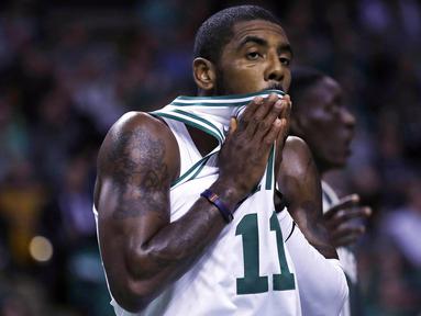 Pebasket Boston Celtics, Kyrie Irving, tampak kecewa usai kalah dari Milwaukee Bucks pada laga NBA di TD Garden, Boston, Rabu (18/10/2017). Celtics kalah 100-108 dari Bucks. (AP/Charles Krupa)
